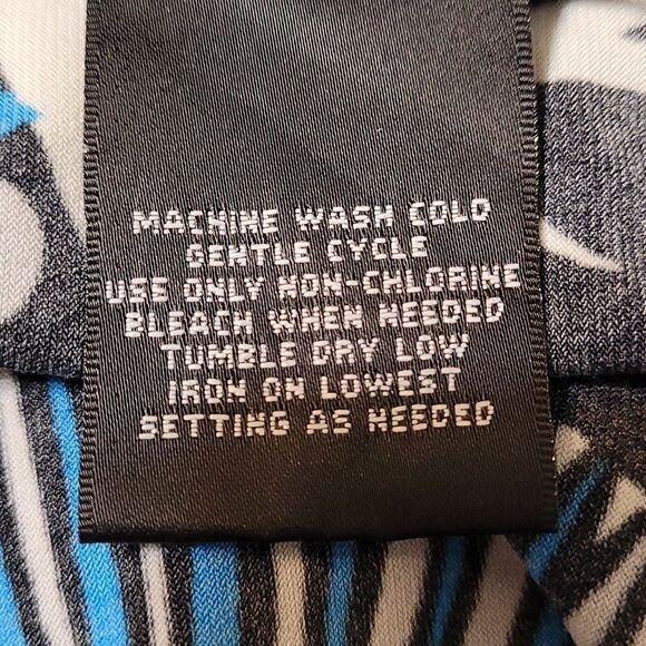 East 5th rose Floral design 3X top - Picture 6 of 6